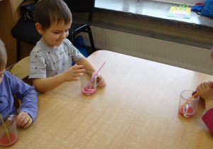 Przedszkolaki piją sok burakowy